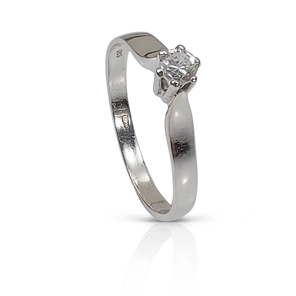 Diamond-engagement-ring
